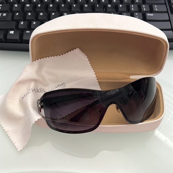 Michael Kors sunglasses with case 😎 - Picture 9 of 9